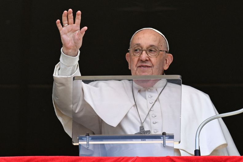 El Papa Francisco debió ingresar al Policlínico Agostino Gemelli para continuar con el tratamiento de la enfermedad, indicaron desde el Vaticano.