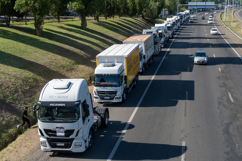Una postal que ya no se verá en Mendoza con el nuevo polo logístico: los camiones varados a la vera de la ruta. Una postal que ya no se verá en Mendoza con el nuevo polo logístico: los camiones varados a la vera de la ruta.