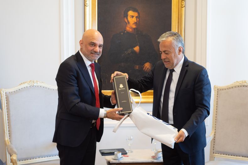El gobernador  Alfredo Cornejo se reunió con el embajador de India en Argentina, Dinesh Bhatia.