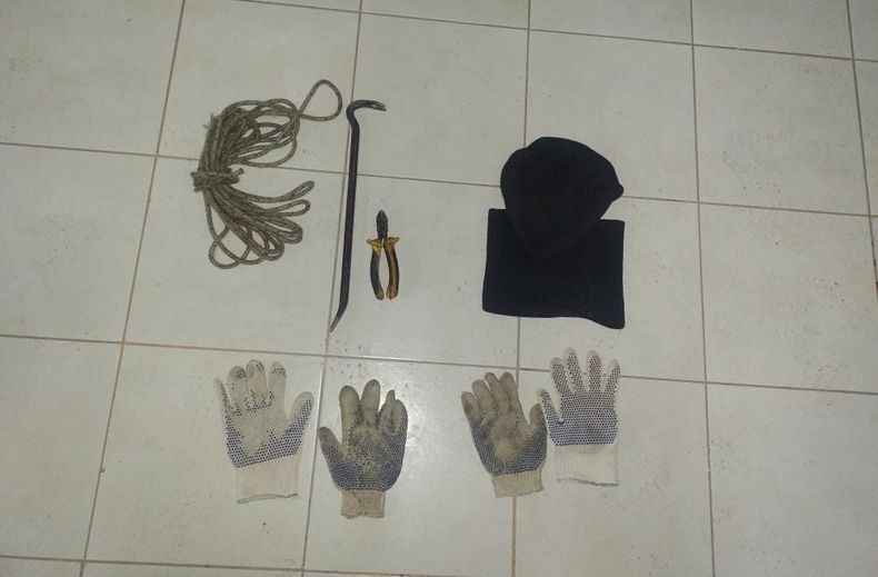 Los elementos que encontraron adentro del Toyota Etios en el que se conducían los delincuentes por Las Heras.