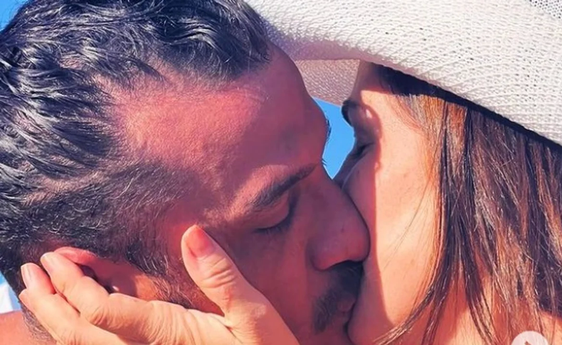 Las apasionadas vacaciones de una periodista y un ex futbolista.
