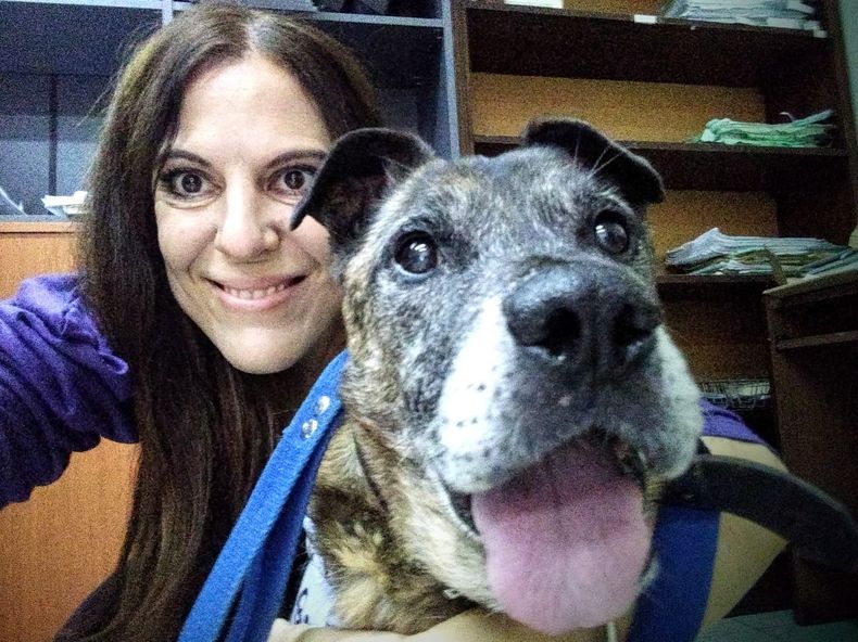 Tiger junto a Analía, ya recuperado y saludable.