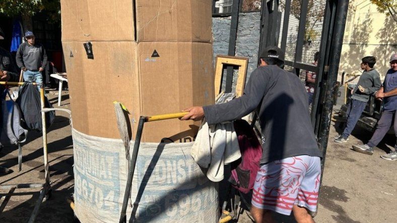 Trabajan desde primera hora juntando cartones y ganan entre $4.000 y $10.000 por día en el Valle de Uco