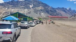 Alertan por riesgo de fraude a turistas en el Paso a Chile: de qué se trata El Paso Internacional Los Libertadores representa una importante conectividad en la región.