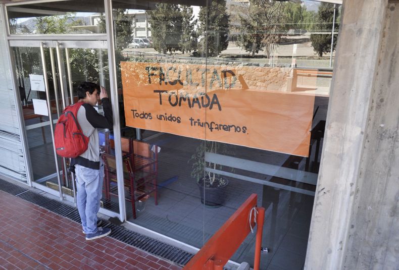 Facultad de Politica tomada UNCuyo