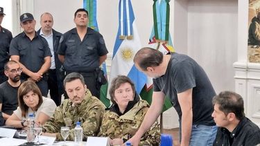 El presidente Javier Milei se dirigió hacia la ciudad de Bahía Blanca tras las inundaciones en ese lugar. Allí se reunió con sus ministros Luis Petri y Patricia Bullrich.