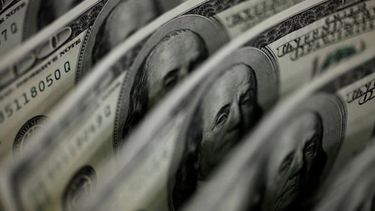 El dólar oficial cerró a $120,13 y los dólares bursátiles operan con bajas de hasta 2,3%