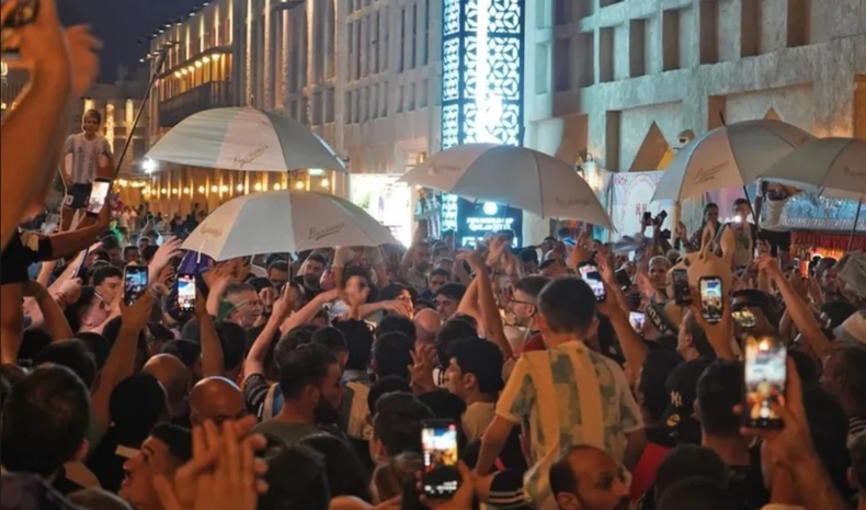 Un nuevo banderazo de argentinos en Qatar apoyando a la selección.