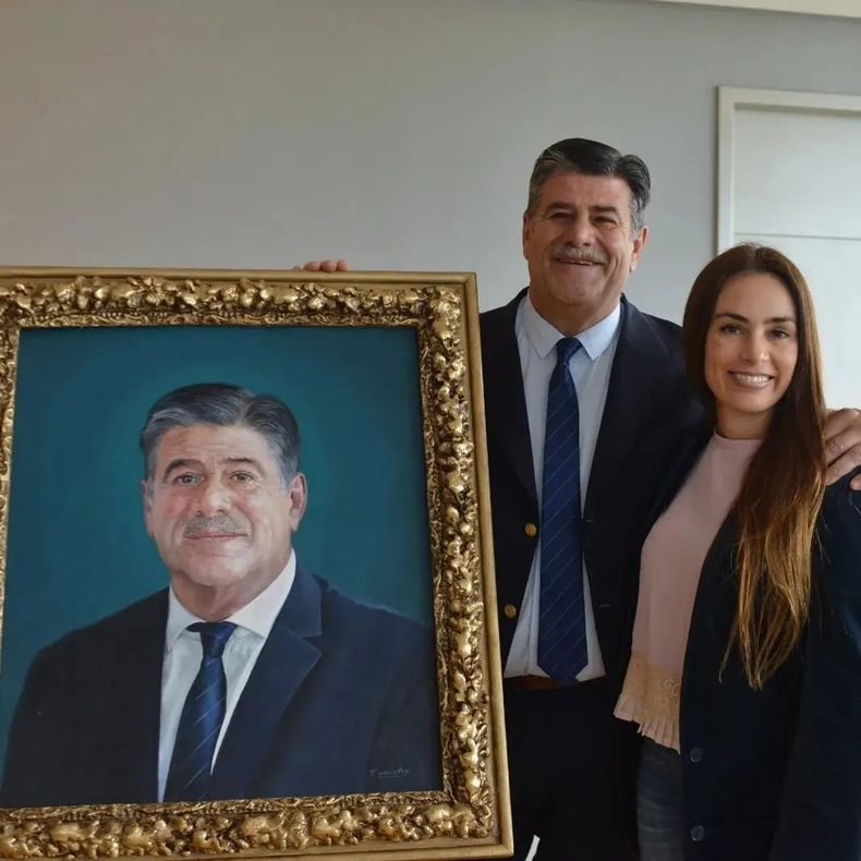 La Legislatura ya tiene en su poder los cuadros de los mandatarios salientes, Rodolfo Suarez y Mario Abed.