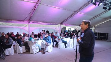 Emir Félix presentó la flamante tecnología de la pulpera y sus productos.