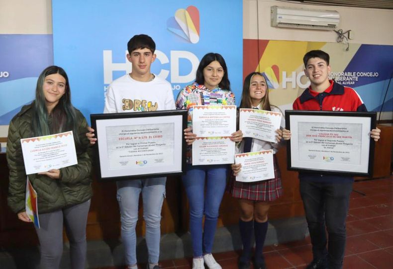 Los chicos recibieron su diploma y premios