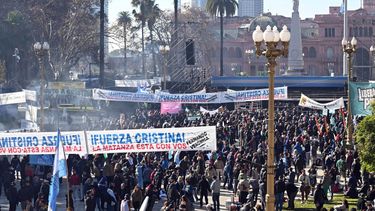 Marcha en apoyo a Cristina: las columnas de militantes llegaron a Plaza de Mayo para el acto central