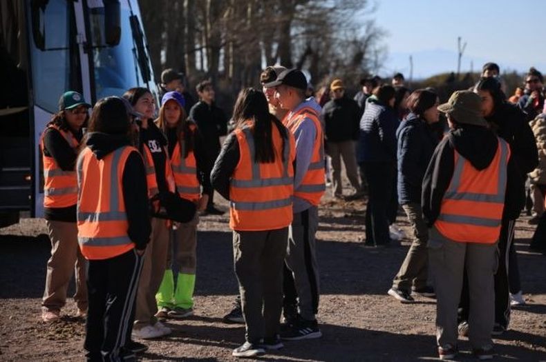 Estudiantes de minería en Hierro Indio.