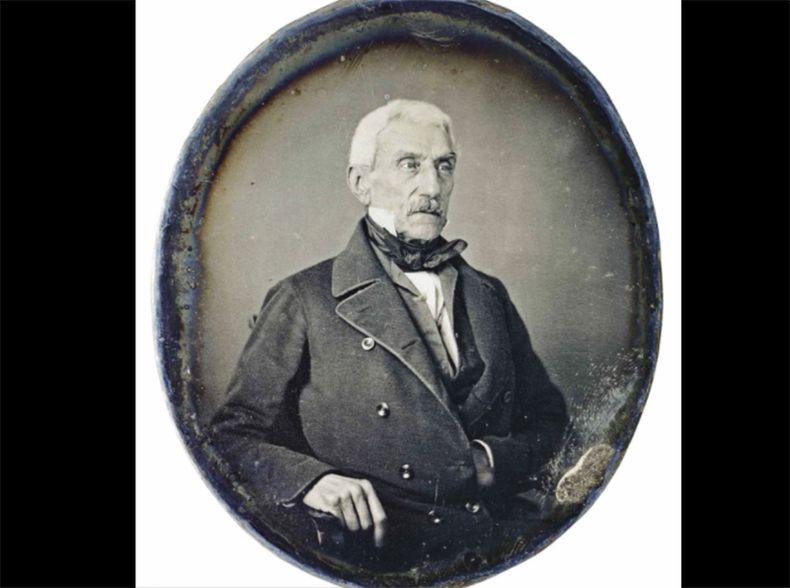 El Daguerrotipo. Autor: Desconocido (1848). Único registro técnico fiel de su fisonomía a los 70 años en Boulogne-Sur-Mer. Captura la mirada del prócer anciano y sirve como base para las reconstrucciones históricas actuales.