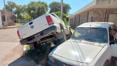Aparatoso choque entre una camioneta y un auto en Alvear
