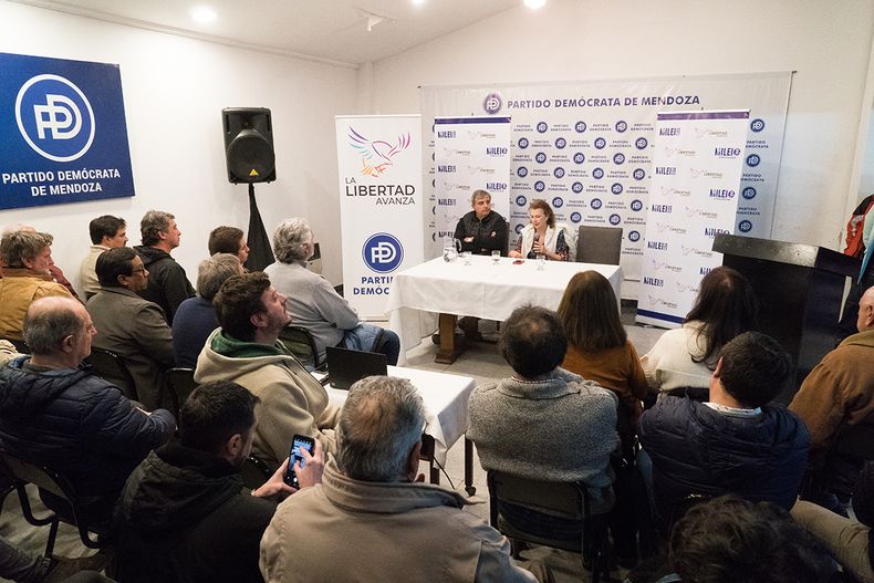 Por la noche, Diana Mondino encabezó una charla abierta en la sede del Partido Demócrata