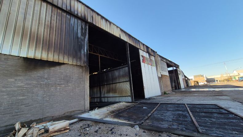 En el material de las cámaras de seguridad se puede ver a dos personas iniciando el incendio. 