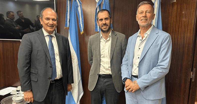 El ministro de Economía de Chile, Nicolás Grau, al centro, junto a Rodrigo Díaz gobernador de Bio-Bio y Rubén Etcheverry, ministro de Infraestructura de Neuquén. Vaca Muerta en el radar de chileno