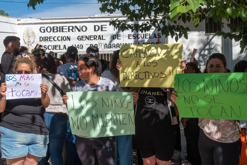 Los padres de la escuela mostraron su enojo tras la denuncia por abuso sexual. 