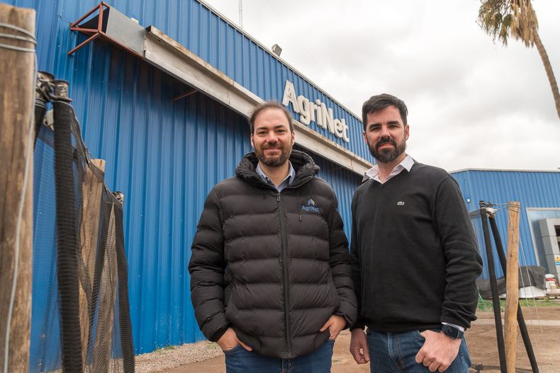 Juan Ignacio y Gonzalo Losada, frente a la fábrica de malla antigranizo ubicada en Maipú