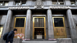 Luis Caputo sigue dibujando el superávit de economía: el peligro que se le acaben los crayones