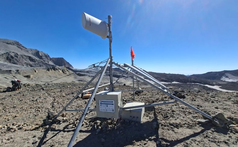 Monitoreo en el cráter del volcán Peteroa.