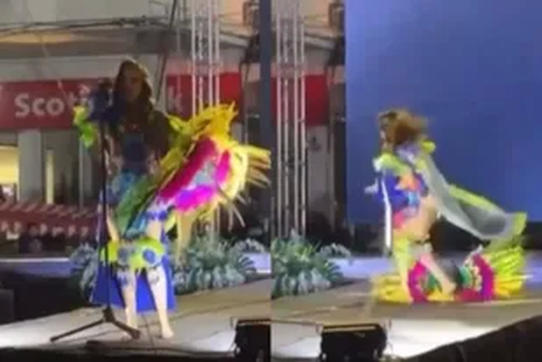Viral: modelo se electrocutó en pleno desfile.