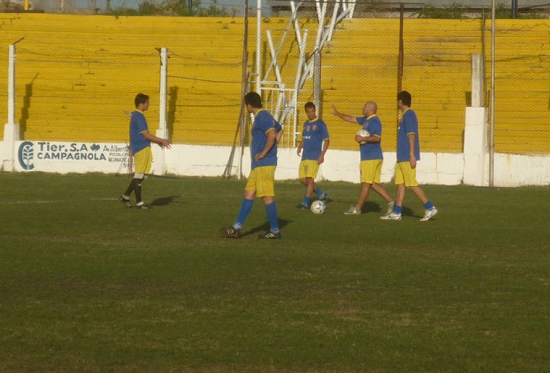 12  Miguel Godoy, da indicaciones a los jugadores de Huracán de San Rafael--Viernes 05-10-12