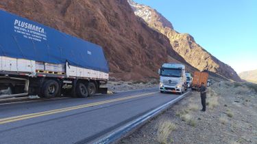 Choque entre cuatro camiones en Uspallata: un conductor quedó atrapado y fue trasladado al hospital