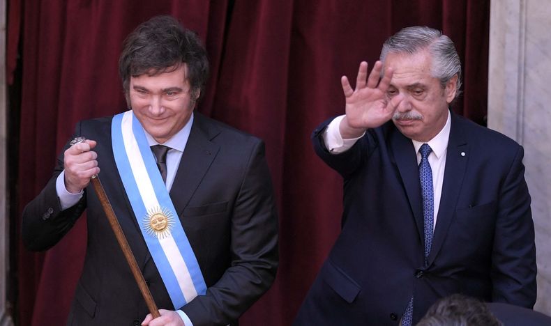 El presidente entrante, Javier Milei, junto al expresidente Alberto Fernández.