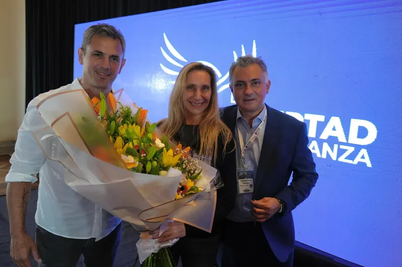 Las exposiciones principales estuvieron a cargo de Sebastián Pareja, presidente del partido en Buenos Aires; Martín Menem, vicepresidente de LLA; y la propia Karina Milei