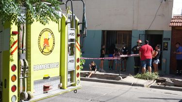 Efectivos de Bomberos de Godoy Cruz rescataron a tres personas. Fotos: Cristian Lozano. Efectivos de Bomberos de Godoy Cruz rescataron a tres personas. Fotos: Cristian Lozano.