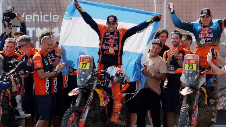 Luciano Benavides ganó el Rally Dakar 2026 en motos tras un error de Brabec a metros de la meta. Luciano Benavides ganó el Rally Dakar 2026 en motos tras un error de Brabec a metros de la meta.