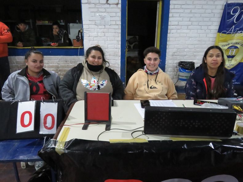 Básquet. La mesa de planillaje. Analía Castro, Micaela Leguizamón y Silvina Domínguez.