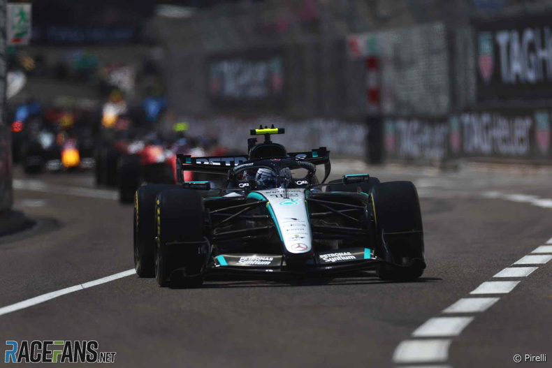 Andrea Kimi Antonelli festeja su victoria en el histórico circuito callejero de Mónaco tras una carrera repleta de incidentes y neutralizaciones. &nbsp;