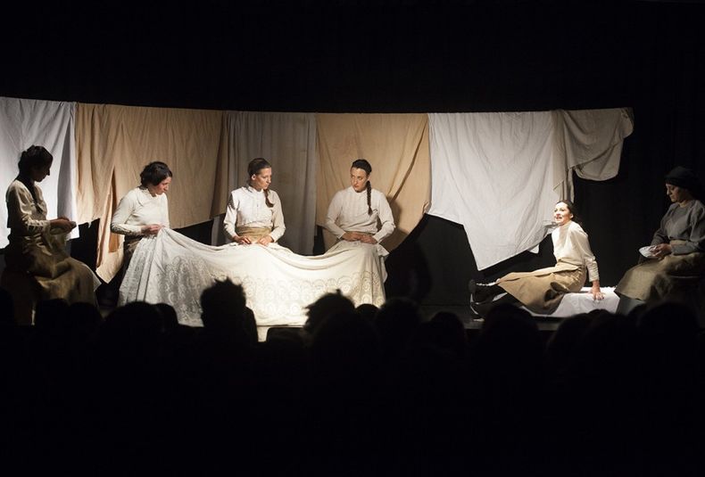 La casa, obra de teatro, la silla