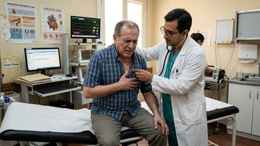 La estrategia nacional para frenar los infartos y ACV, principales causas de muerte en el país. Imagen creada con IA