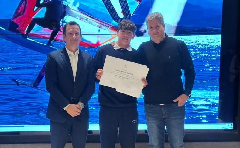 El windsurfista Agustín Hoffmann Breustedt recibió un reconocimiento en la Legislatura de Mendoza por su trayectoria y clasificación a Dakar 2026.