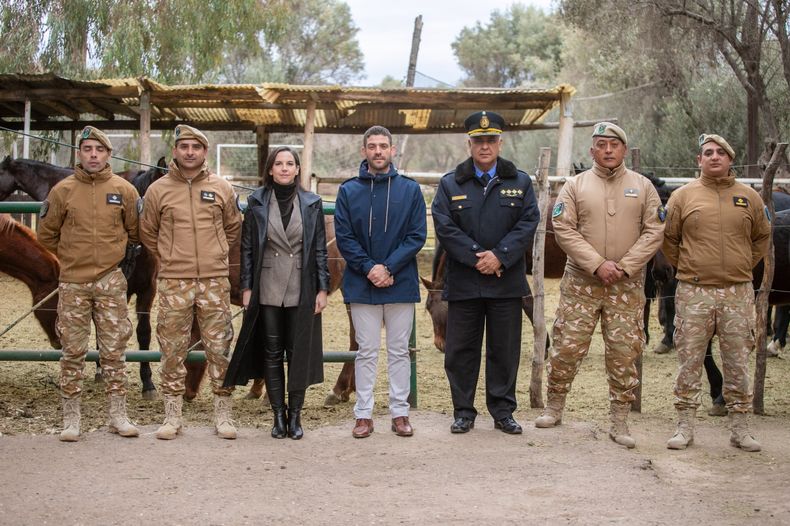 La ministra Mercedes Rus junto al jefe de la Policía Rural, comisario Adrián Ríos; el director de Relaciones con la Comunidad, Hernán Amat; el director general de Policías, Marcelo Calipo; y los jefes regionales de la Policía Rural: el subcomisario Manuel Andrada (Gran Mendoza), el subcomisario Walter Flores (Valle de Uco) y el subcomisario Sergio Paolina (Zona Este).