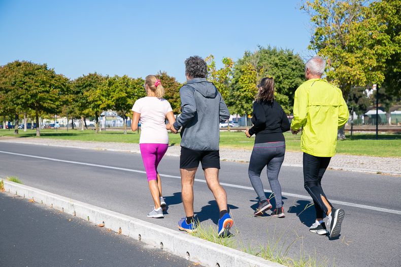Caminar, correr, andar en bicicleta o entrenar con pesas son algunas de las opciones para comenzar a moverse.