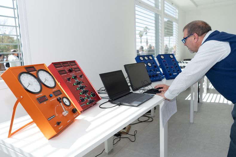 El gobierno de Mendoza presentó un simulador petrolero móvil que rotará en los departamentos