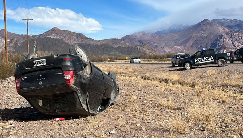 Un accidente vial en Alta Montaña dejó dos heridos tras un impactante vuelco