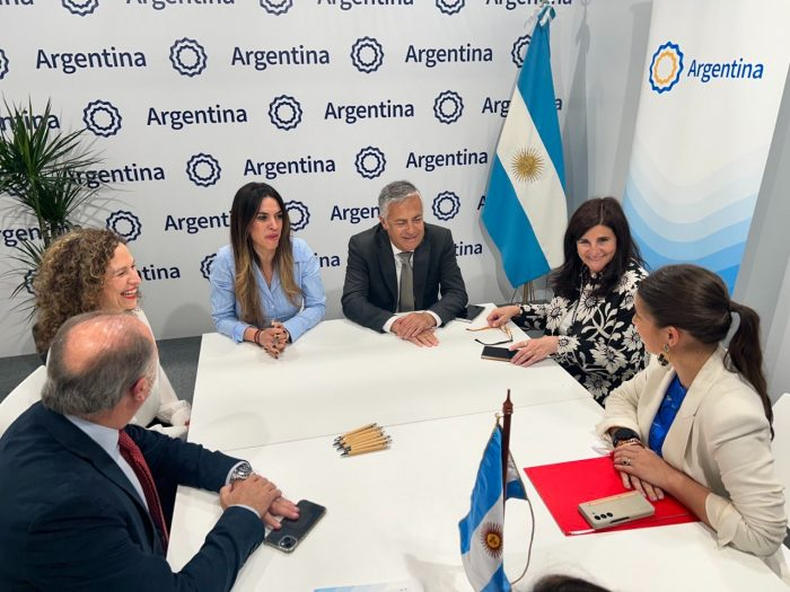 El gobernador Alfredo Cornejo continúa en España. Se reunió con autoridades de compañías aéreas para aumentar los vuelos que operan con la provincia de Mendoza.