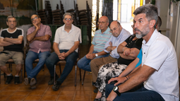El intendente de la Ciudad de Mendoza, Ulpiano Suarez, mantuvo un encuentro con vecinos de la Sexta Sección para hablar sobre la seguridad en la zona.
