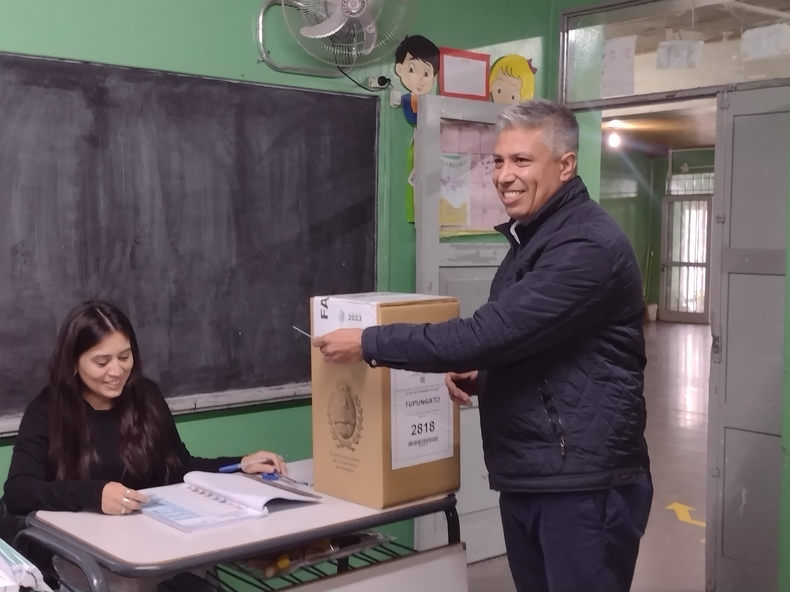 Gustavo Aguilera candidato a intendente en el departamento de Tupungato emitió su voto. Gustavo Aguilera candidato a intendente en el departamento de Tupungato emitió su voto.