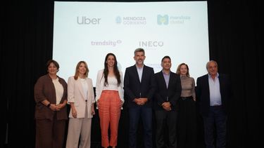 El intendete de la Ciudad de Mendoza junto a directivos de Uber, BdA, Quilmes y las investigadoras El intendete de la Ciudad de Mendoza junto a directivos de Uber, BdA, Quilmes y las investigadoras