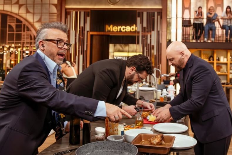 El jurado de MasterChef Celebrity sorprendió con su decisión y entregó medallas y delantales negros