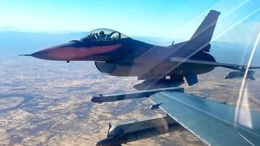 Pilotos argentinos ya vuelan solos los F-16 en Estados Unidos.