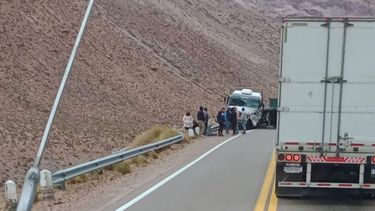 Un camionero resultó herido tras un importante accidente vial en la ruta hacia Chile