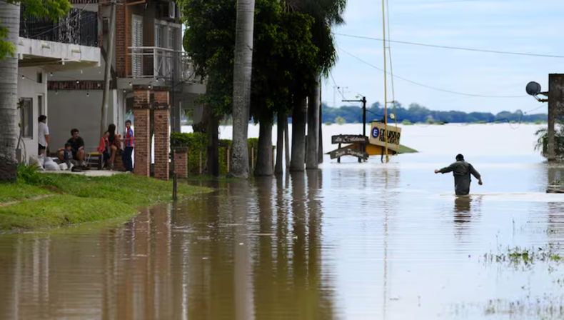 El Paraná arrasó las defensas en Corrientes: pánico, barrios tapados por el agua y evacuaciones masivas